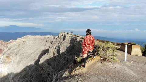 Woman Exploring Java Indonesia Volcano Kawah Ijen with Red Kimono Vídeos de archivo 142340114