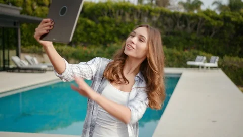 Woman FaceTime near pool using iPad Pro 2 Vídeo Stock 101488938