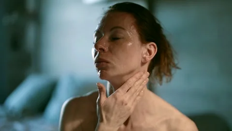 A woman facing skin problems makes efforts to take care of herself, preferring Vídeo Stock 275855230