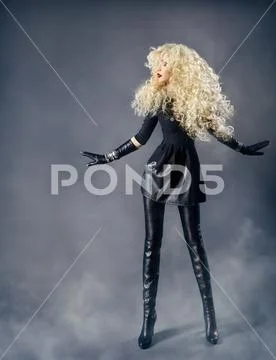 Woman Fashion Beauty Portrait, Model Girl Hairstyle with Blond Curly Hair Stock-Fotos