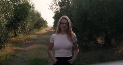 Woman in field with olive trees. Vidéo 160129433