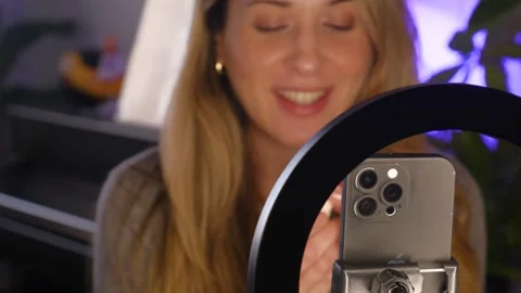 Woman filming makeup tutorial on smartphone with ring light, beauty influencer Vídeos de archivo 328141566