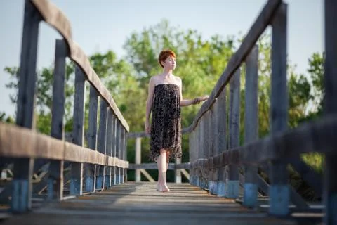 WOMAN FLANKING ON A GATEWAY. Foto stock