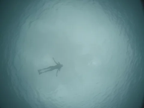 Woman floating on the surface 動画素材 127506902