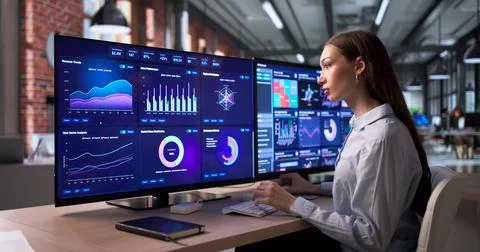 Woman Focused On Computer Screen Analyzing Business Data Dashboard Metrics. 스톡 사진