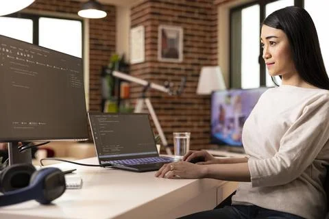 Woman focused on debugging software from home Stockfoto's
