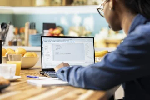 Woman focused on programming and software development tasks Foto stock