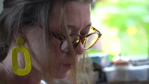 The woman is focused on work. Close-up. Work at home. Vídeo Stock 195240859