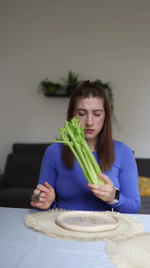Woman forces herself to eat celery Vidéo 339854841
