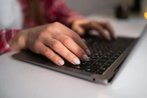 Woman freelancer using laptop computer typing on keyboard in home office se.. 库存照片