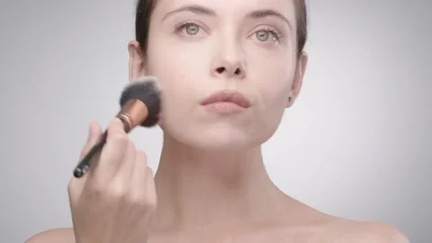 Woman getting ready for date 動画素材 139686685