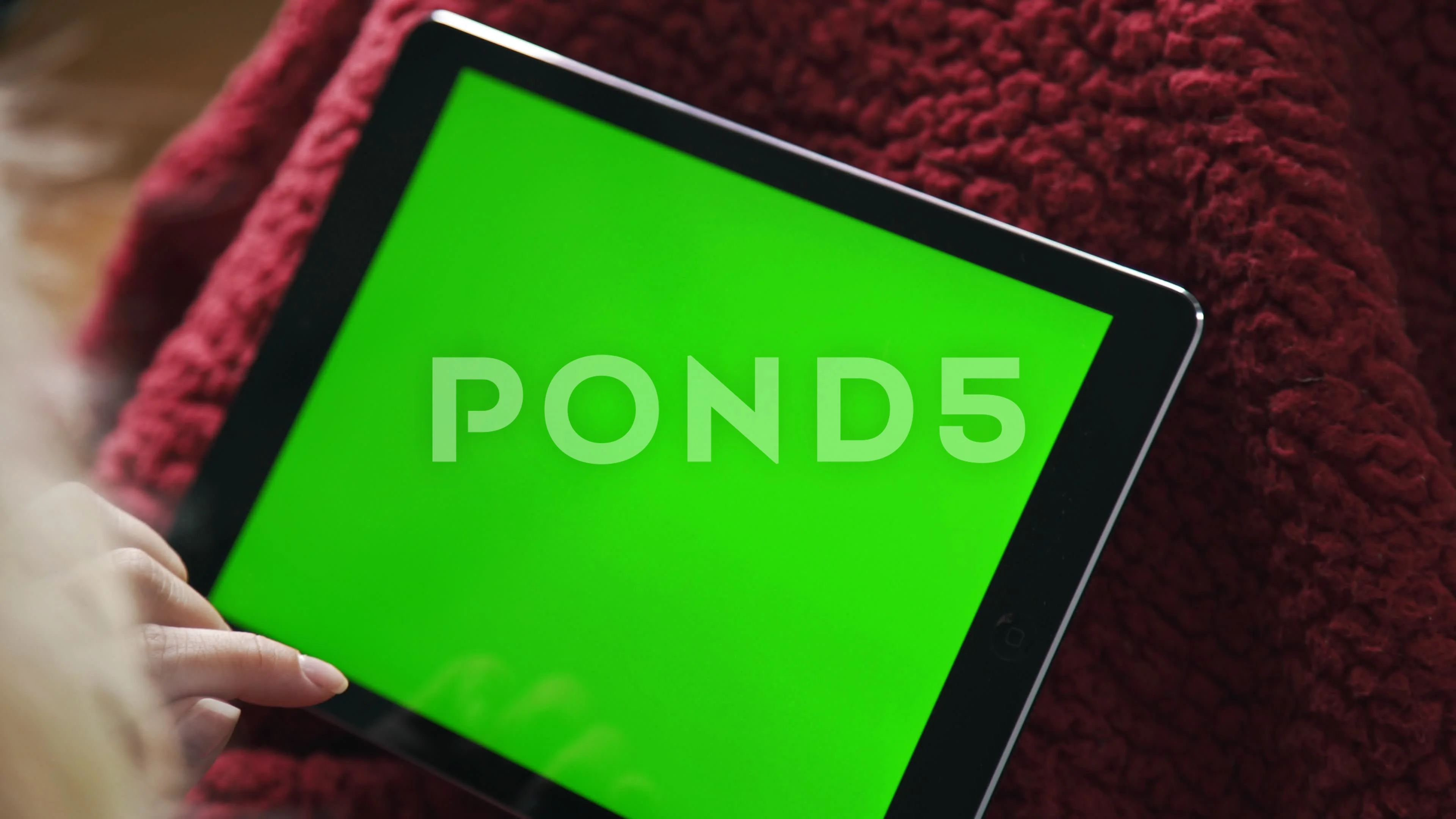 utilstrækkelig Afhængig ankomst Woman grumbled red plaid, uses a tablet.... | Stock Video | Pond5
