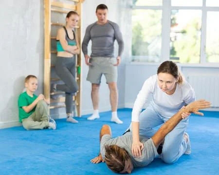Woman in gym perform basic elements of krav maga self-defense system. Foto stock