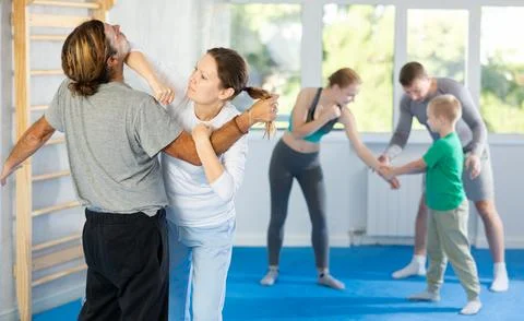 Woman in gym perform basic elements of krav maga self-defense system. Foto stock