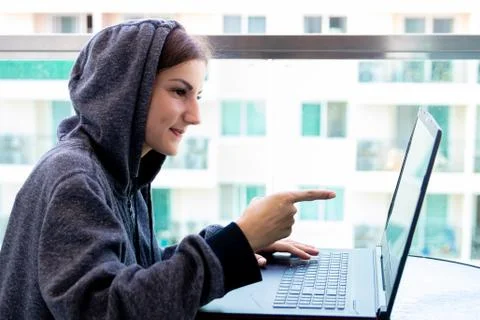 Woman Hacker programmer is working on computer in cyber security center filled Foto stock