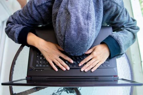 Woman Hacker programmer is working on computer in cyber security center filled Foto stock