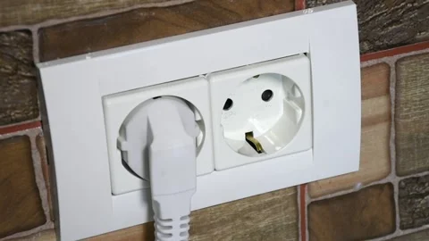 Woman hand plugging and unplugging from the wall power socket. 動画素材 140987549