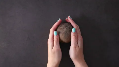 Woman hand put beet on the table Vídeo Stock 154773687