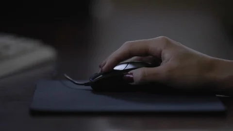 Woman hand using the computer mouse Vídeo Stock 109556774