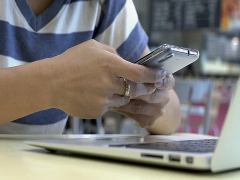 Woman hand using laptop Vidéo 74817706