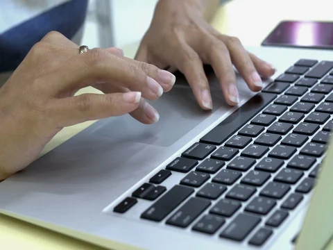 Woman hand using laptop Stockbeeldmateriaal 74817780