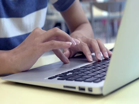 Woman hand using laptop 库存影片 74817837