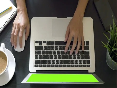Woman hand using laptop Stockbeeldmateriaal 74862148