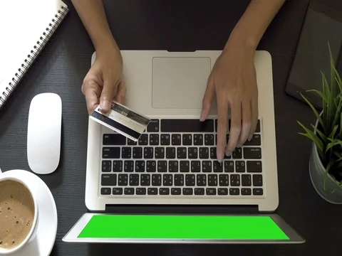 Woman hand using laptop 库存影片 74862240