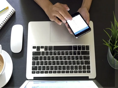 Woman hand using laptop Stockbeeldmateriaal 74862287