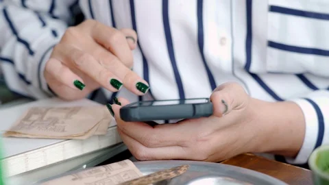 Woman hand using mobile smart phone in the park. 스톡 동영상 114725479