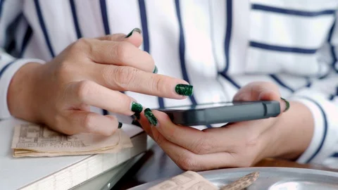 Woman hand using mobile smart phone. 스톡 동영상 115123556