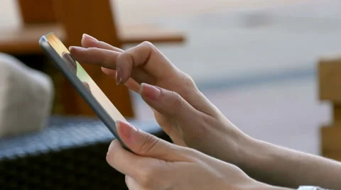 Woman hand using technological tablet device outdoor Vídeos de archivo 65310424