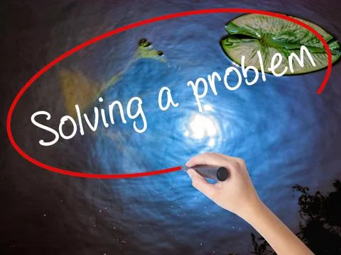 Woman Hand Writing Solving a problem with marker over transparent board Foto stock