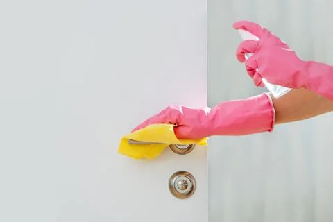 Woman hands cleaning knobs and handles for covid preventive measures Foto stock
