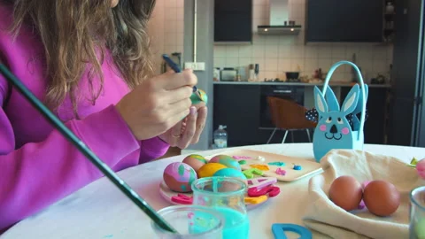 Woman hands coloring easter eggs with colors and brush. Preparation of the Stock-Footage 151354343