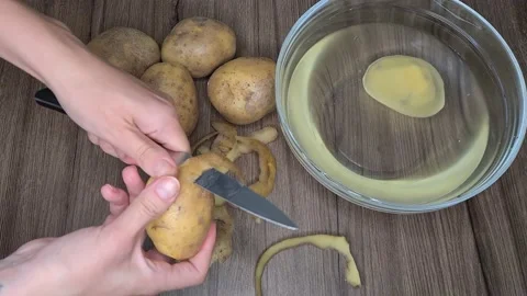 Woman Hands Peeling Potatoes.  Vídeos de archivo 165504553