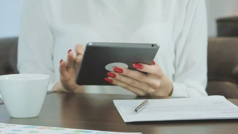 Woman hands using digital tablet in a cafe Vídeos de archivo 72018406