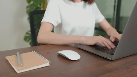 Woman hands using laptop computer and mouse click at office desk. 스톡 동영상 138786136