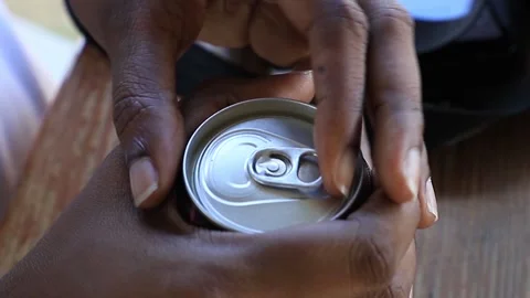 Woman has difficulty opening a can with a fizzy drink Video stock 136596721