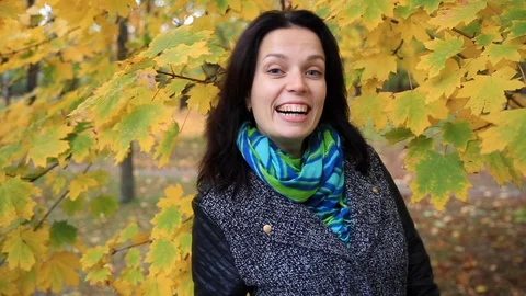 Woman having fun, making silly face fooling around showing positive expression Vidéo 87000144