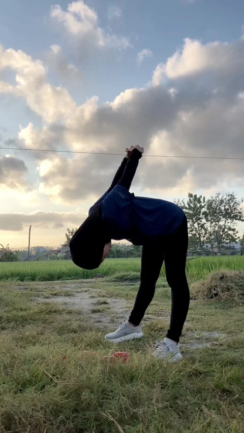 A Woman With Hijab Doing Back Bending Stretch Vídeo Stock 343659083