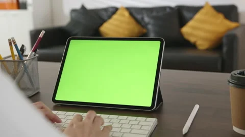 Woman holding digital tablet with green screen and working. 스톡 동영상 135502853