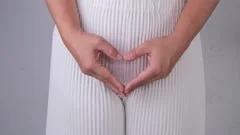 Female hand holding her crotch with pelv, Stock Video