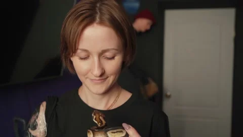 Woman holding python which is the sample for tattoo 库存影片 123913053