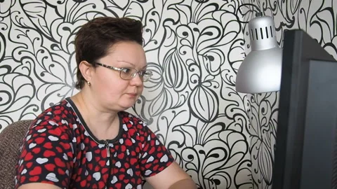 A woman at home working at the computer. Stock Footage 101451973
