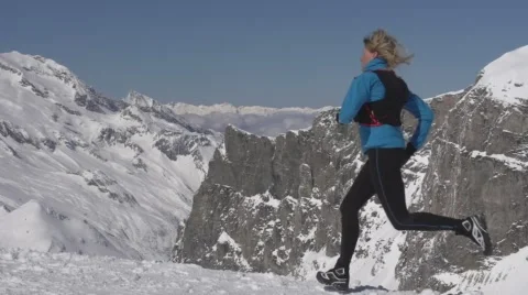Woman Jogging across Mountain Peaks and Summits. Vídeos de archivo 59188505