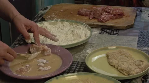 Woman in the kitchen preparing schnitzels Vídeo Stock 334522338