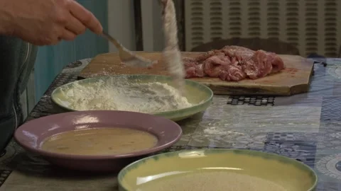 Woman in the kitchen preparing schnitzels Stock-Footage 334522353