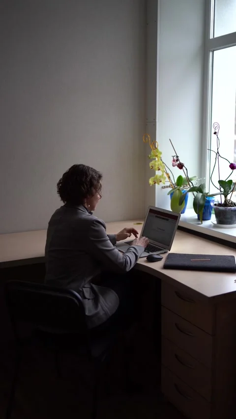 Woman with laptop work in office Video stock 262731453
