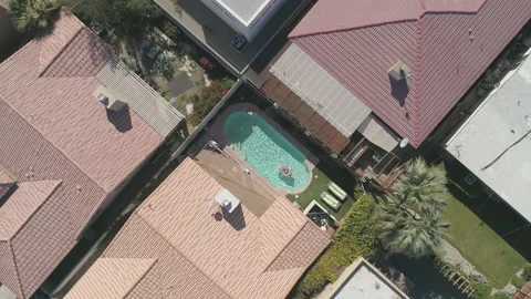 Woman Lays On Floaty In Pool Vidéo 208727245